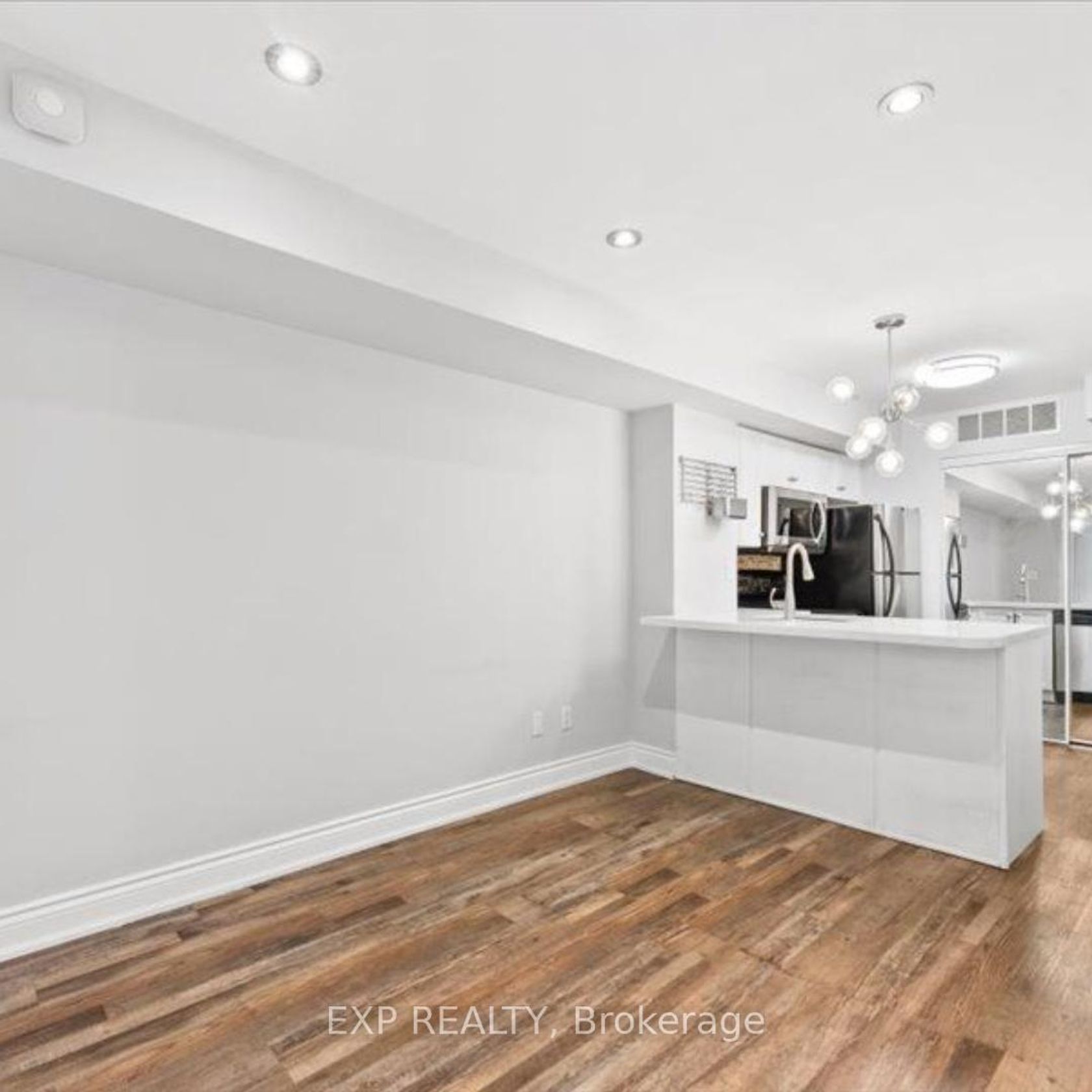 Photo 6 at Th725 - 10 Laidlaw Street, South Parkdale, Toronto Photo 6 at Th725 - 10 Laidlaw Street, South Parkdale, Toronto