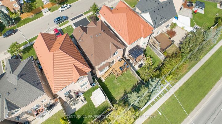 Photo 3 at 42 Spotted Owl Crescent, Northwest Sandalwood Parkway, Brampton