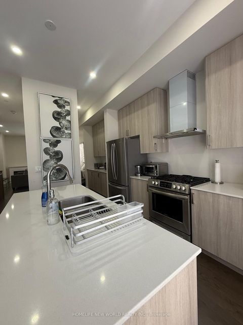 Photo 4 at 5 Ingersoll Lane, Jefferson, Richmond Hill