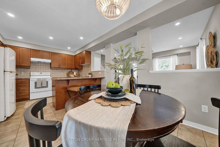 Photo 5 at 38 - 460 Woodmount Drive, Samac, Oshawa
