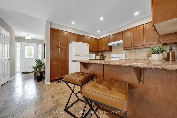 Photo 6 at 38 - 460 Woodmount Drive, Samac, Oshawa