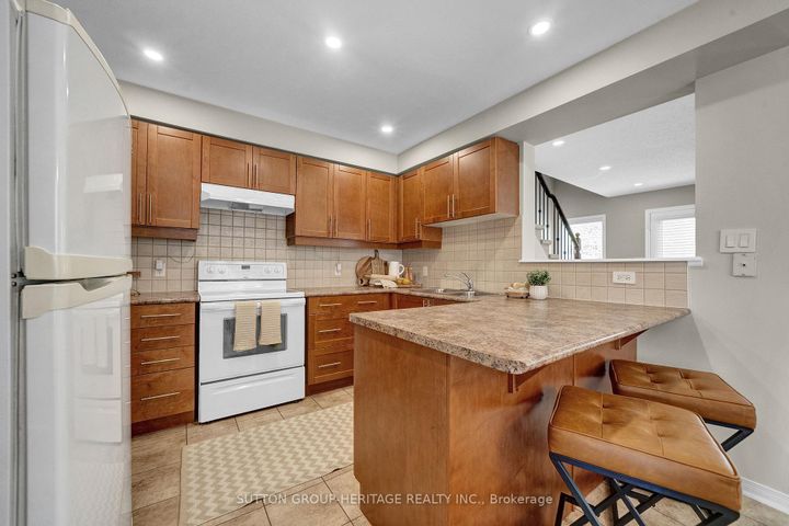 Photo 7 at 38 - 460 Woodmount Drive, Samac, Oshawa