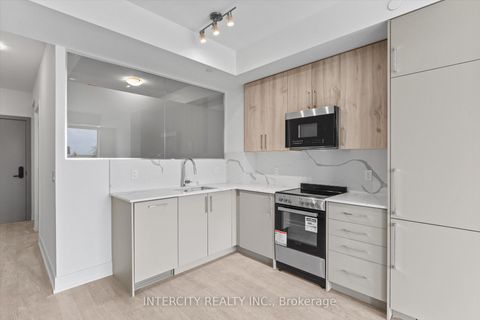 Photo 4 at 424 - 2075 King Road, King City, King