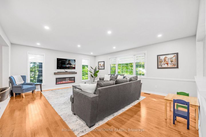 Photo 6 at 106 Campbell Avenue E, Campbellville, Milton