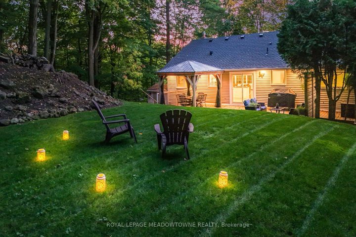 Photo 41 at 106 Campbell Avenue E, Campbellville, Milton