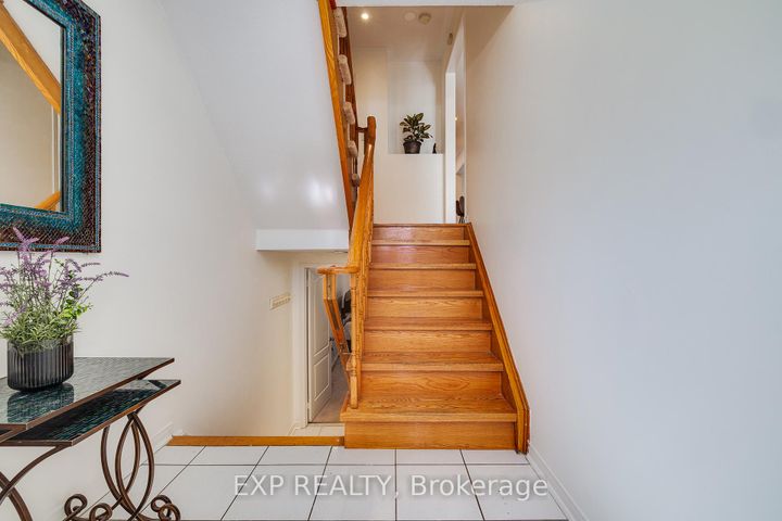 Photo 2 at 24 - 1591 South Parade Court, East Credit, Mississauga