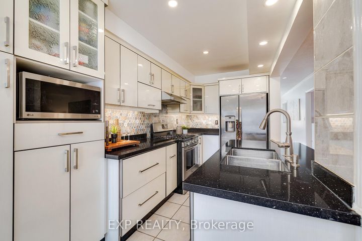 Photo 6 at 24 - 1591 South Parade Court, East Credit, Mississauga