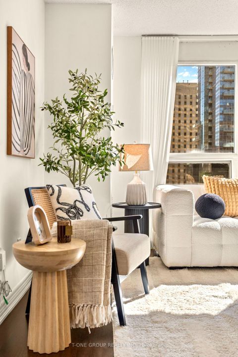 Photo 19 at 605 - 761 Bay Street, Bay Street Corridor, Toronto