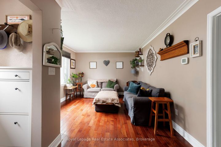 Photo 7 at 7 Maybourne Avenue, Birchmount, Toronto