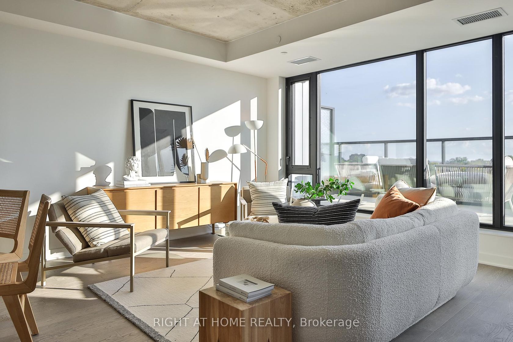 607 - 2720 Dundas Street W, Junction Area, Toronto by Alessia Polo 607 - 2720 Dundas Street W, Junction Area, Toronto