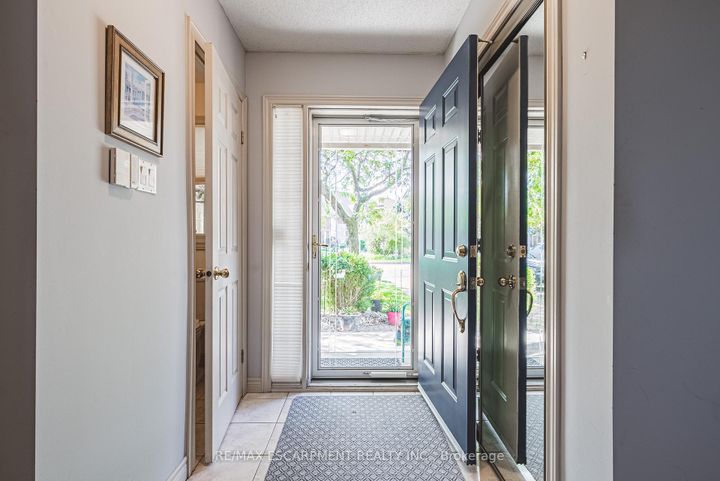 Photo 4 at 6 - 85 EDGEWATER Drive, Lakeshore, Hamilton