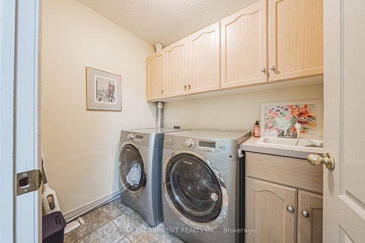 Photo 13 at 6 - 85 EDGEWATER Drive, Lakeshore, Hamilton