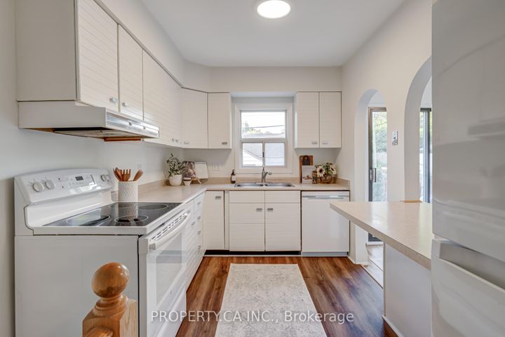 Photo 8 at 14 Warren Crescent, Lambton Baby Point, Toronto