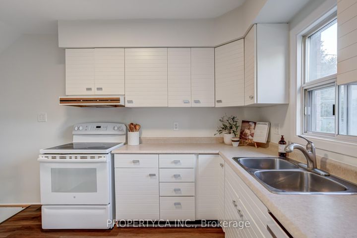 Photo 9 at 14 Warren Crescent, Lambton Baby Point, Toronto