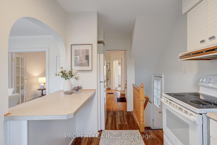 Photo 10 at 14 Warren Crescent, Lambton Baby Point, Toronto