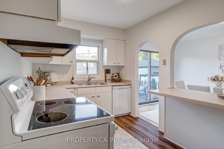 Photo 11 at 14 Warren Crescent, Lambton Baby Point, Toronto
