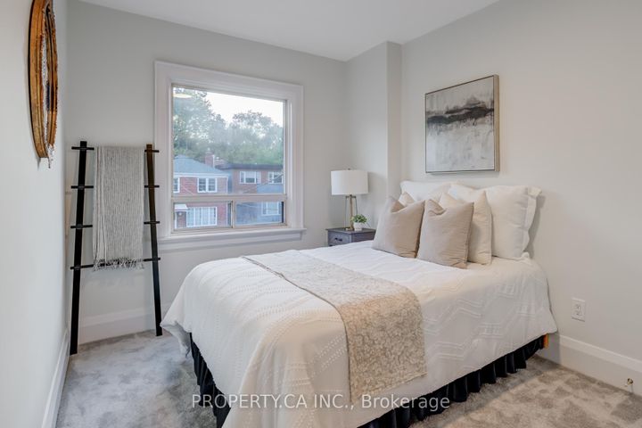 Photo 22 at 14 Warren Crescent, Lambton Baby Point, Toronto