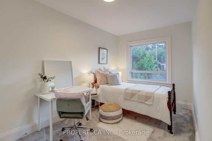 Photo 24 at 14 Warren Crescent, Lambton Baby Point, Toronto