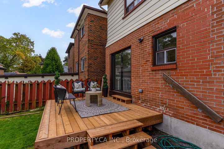 Photo 34 at 14 Warren Crescent, Lambton Baby Point, Toronto
