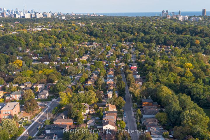 Photo 37 at 14 Warren Crescent, Lambton Baby Point, Toronto