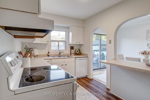Photo 11 at 14 Warren Crescent, Lambton Baby Point, Toronto