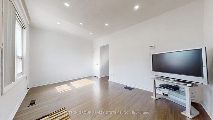 Photo 3 at 128 Northland Avenue, Smythe, Toronto