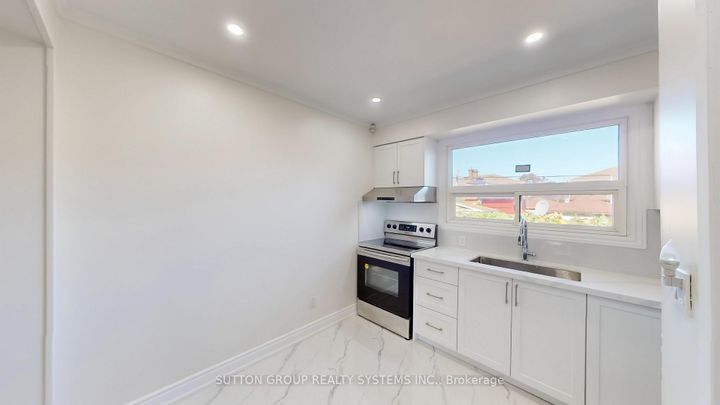 Photo 6 at 128 Northland Avenue, Smythe, Toronto