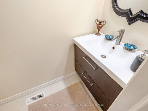 Photo 14 at 40 Lillooet Crescent, North Richvale, Richmond Hill