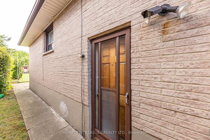 Photo 32 at 85 Downsview Avenue, CFB, Toronto