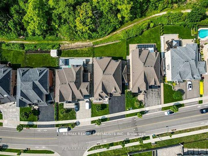 Photo 3 at 28 Elbern Markell Drive W, Credit Valley, Brampton
