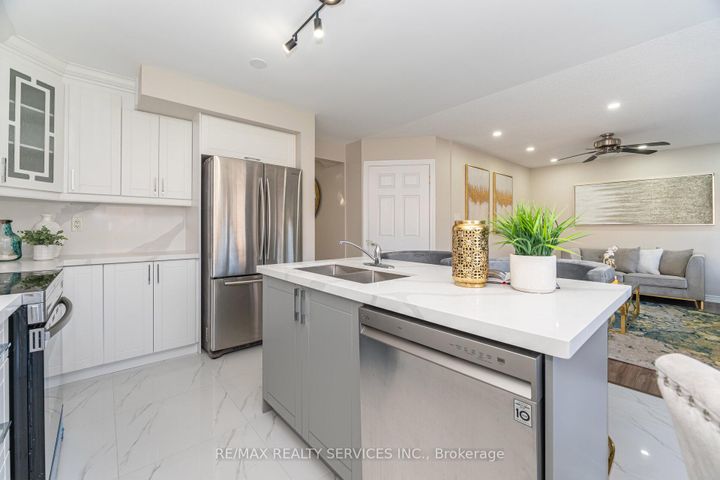 Photo 9 at 3 Napoleon Crescent, Bram East, Brampton