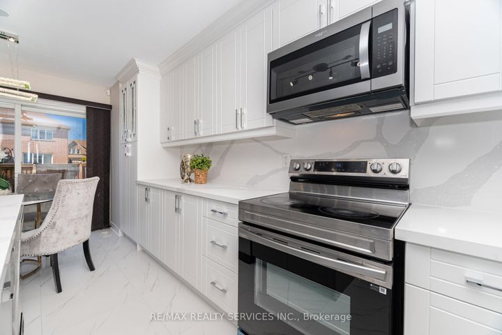 Photo 10 at 3 Napoleon Crescent, Bram East, Brampton