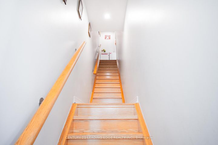 Photo 4 at 5 Dearie Lane, Milliken Mills East, Markham