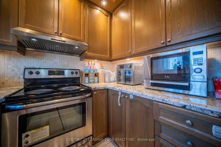 Photo 6 at 5 Dearie Lane, Milliken Mills East, Markham