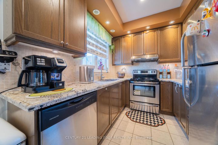 Photo 7 at 5 Dearie Lane, Milliken Mills East, Markham