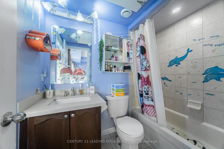 Photo 30 at 5 Dearie Lane, Milliken Mills East, Markham