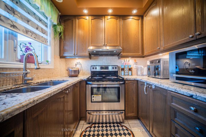 Photo 36 at 5 Dearie Lane, Milliken Mills East, Markham