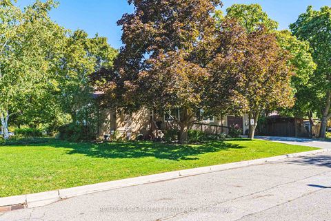 Photo 2 at 1 Norwich Place, Beaumonde Heights, Toronto