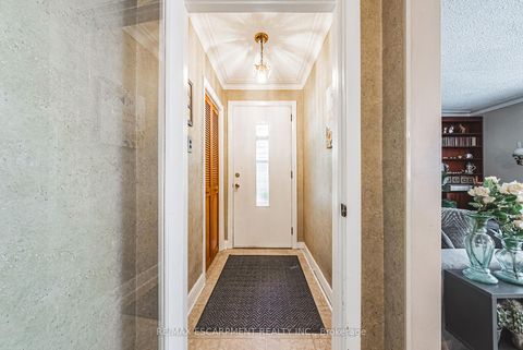 Photo 5 at 1 Norwich Place, Beaumonde Heights, Toronto