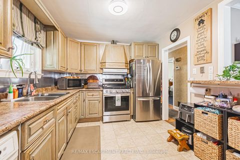 Photo 11 at 1 Norwich Place, Beaumonde Heights, Toronto