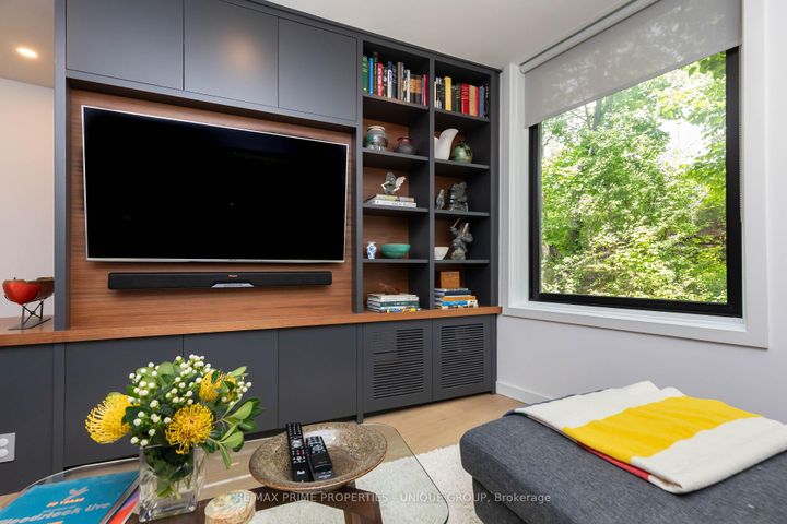 Photo 5 at 137 Marlborough Place, Annex, Toronto