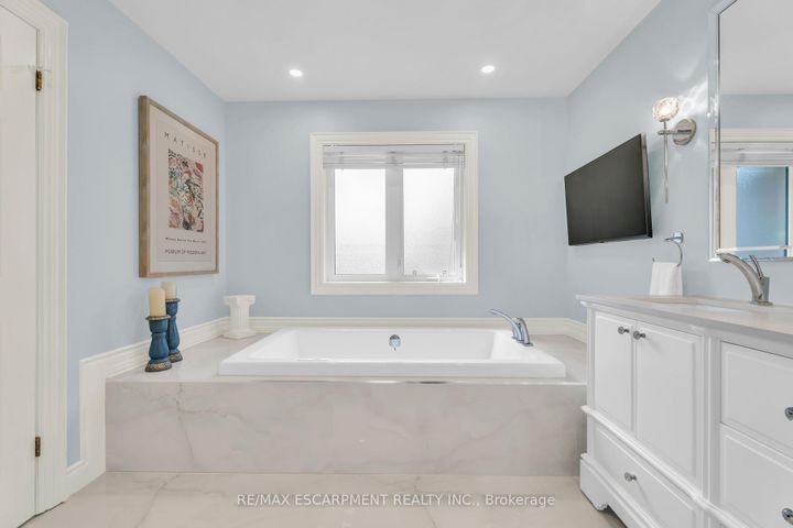 Photo 22 at 484 Bush Drive, Ancaster, Hamilton