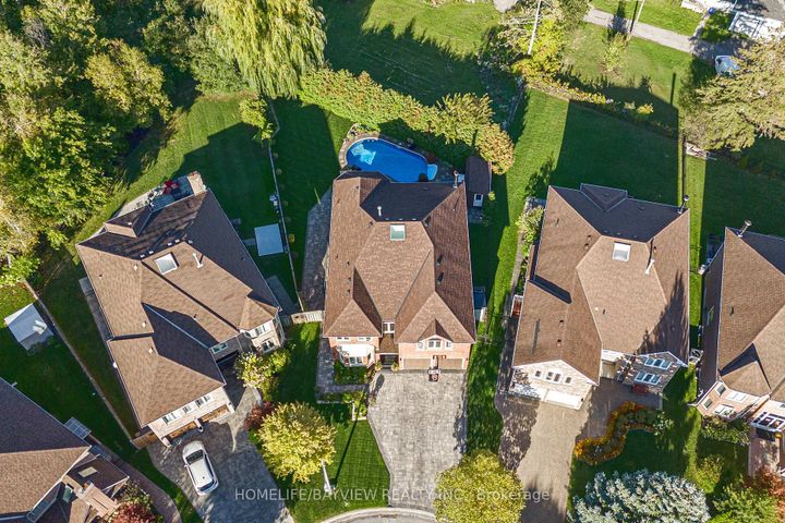 Photo 2 at 11 Cantex Court, Devonsleigh, Richmond Hill