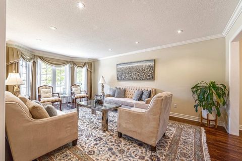 Photo 9 at 11 Cantex Court, Devonsleigh, Richmond Hill