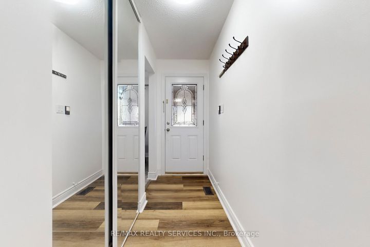 Photo 2 at 14 Bryant Court, Brampton West, Brampton
