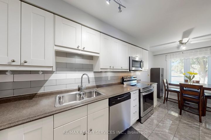 Photo 10 at 14 Bryant Court, Brampton West, Brampton