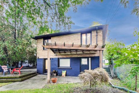 Photo 2 at 270 Renforth Drive, Markland Wood, Toronto