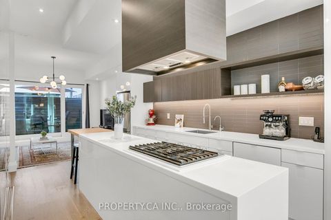 Photo 7 at 13 - 837 Broadview Avenue, Danforth, Toronto