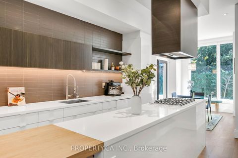 Photo 8 at 13 - 837 Broadview Avenue, Danforth, Toronto