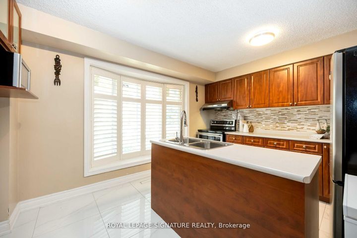 Photo 3 at 104 Billington Crescent, Donalda, Toronto
